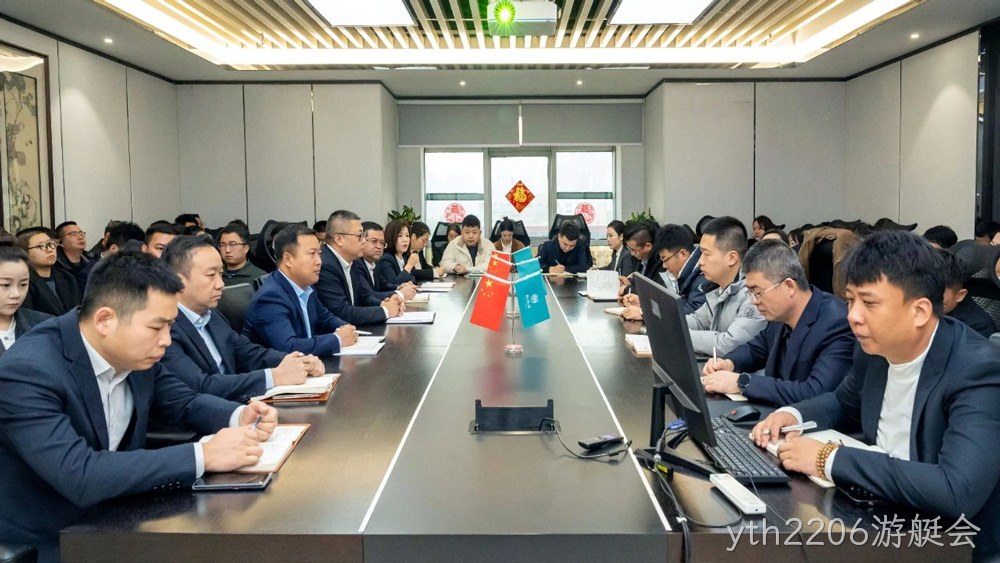 在泸州老窖“中国第一窖”石刻前打卡留念  yth2206游艇会将继续秉持开放合作的态度，与业界同仁共同探索中国白酒的新高度，共绘酒业美好蓝图，全力打造产品质量更优、品牌影响力更大的现代化白酒企业。
