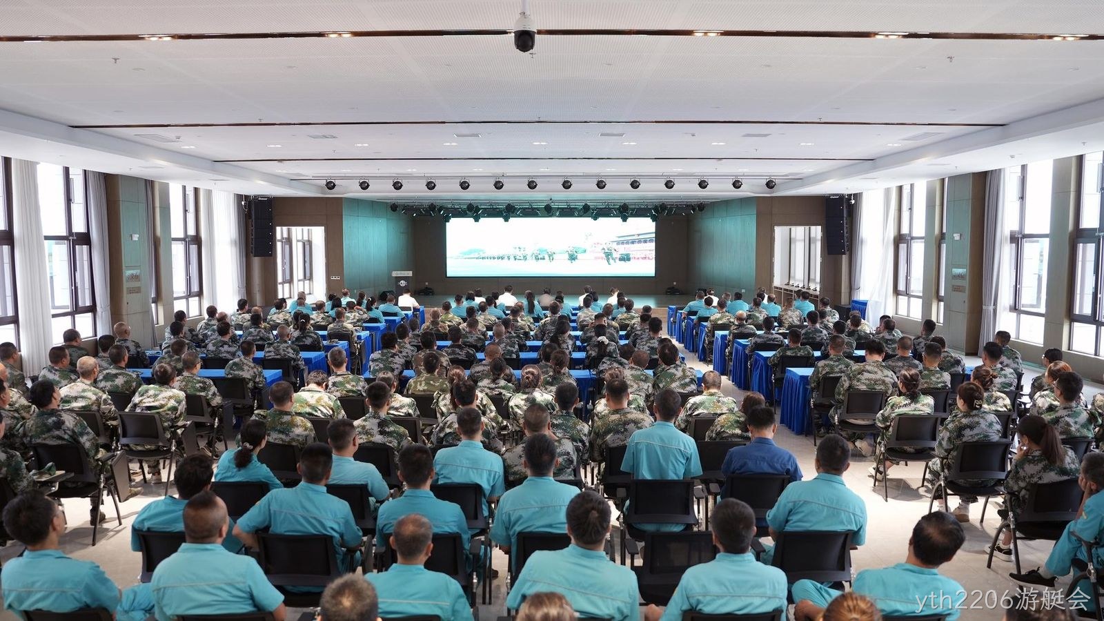 yth2206游艇会组织全体员工观看抗战胜利80周年阅兵仪式
